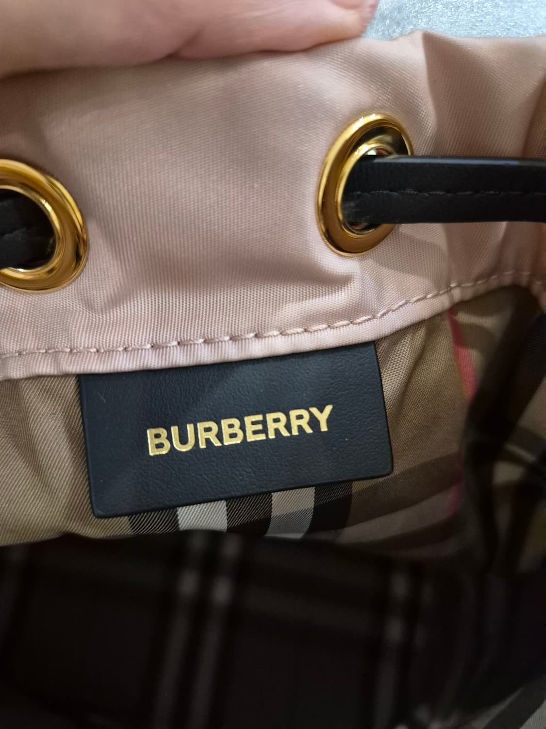 새상품))버버리 25FW 미니 드로스트링 복조리백 상품이미지5