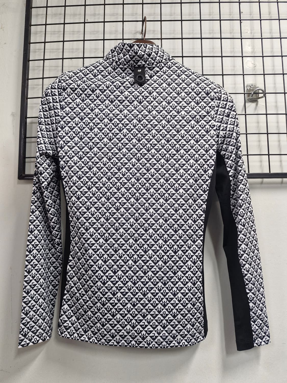 90S/55 마스터바니에디션 기능성 반집업 긴팔티. 상품이미지6