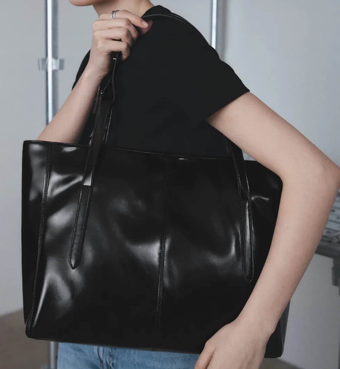 레더리 글로시 투웨이 쇼퍼백 블랙  상품이미지3