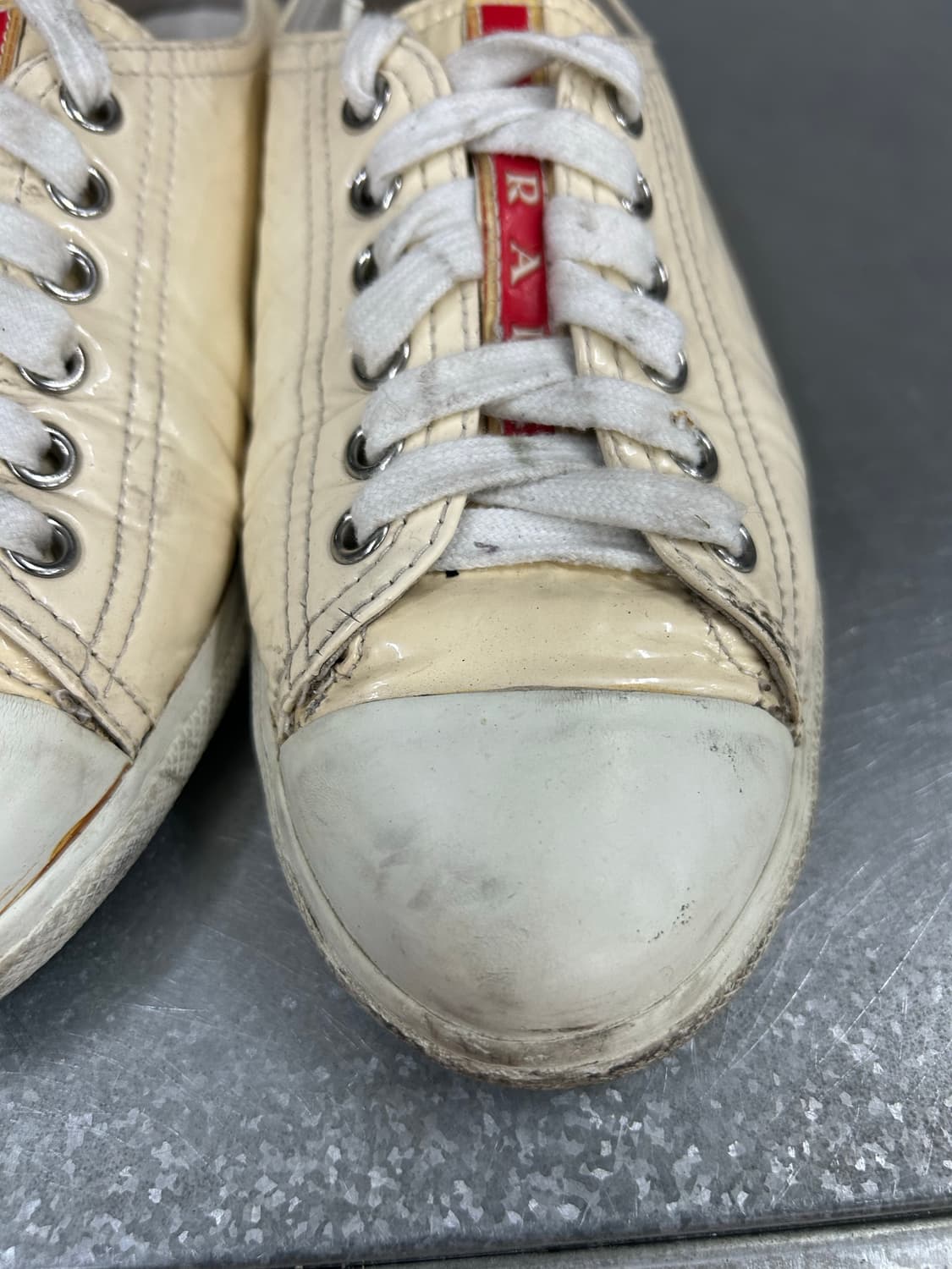 프라다 클래식 레드탭 스니커즈 35.5 상품이미지9