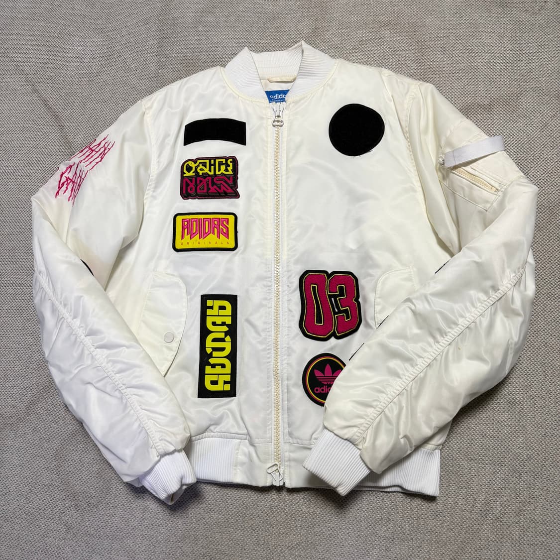 아디다스 화이트 패치 봄버 자켓 상품이미지2