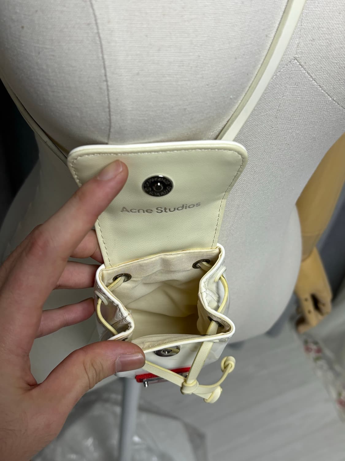아크네스튜디오 화이트 페이던트 스몰 솔더백    상품이미지4
