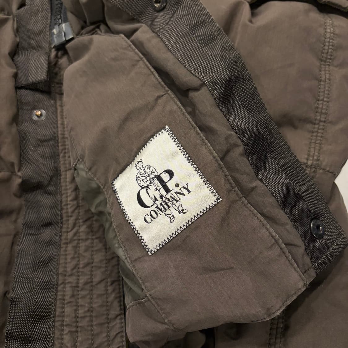 [100] 13FW CP컴퍼니 고글 다운 패딩 점퍼 브라운 카키 D535 상품이미지8