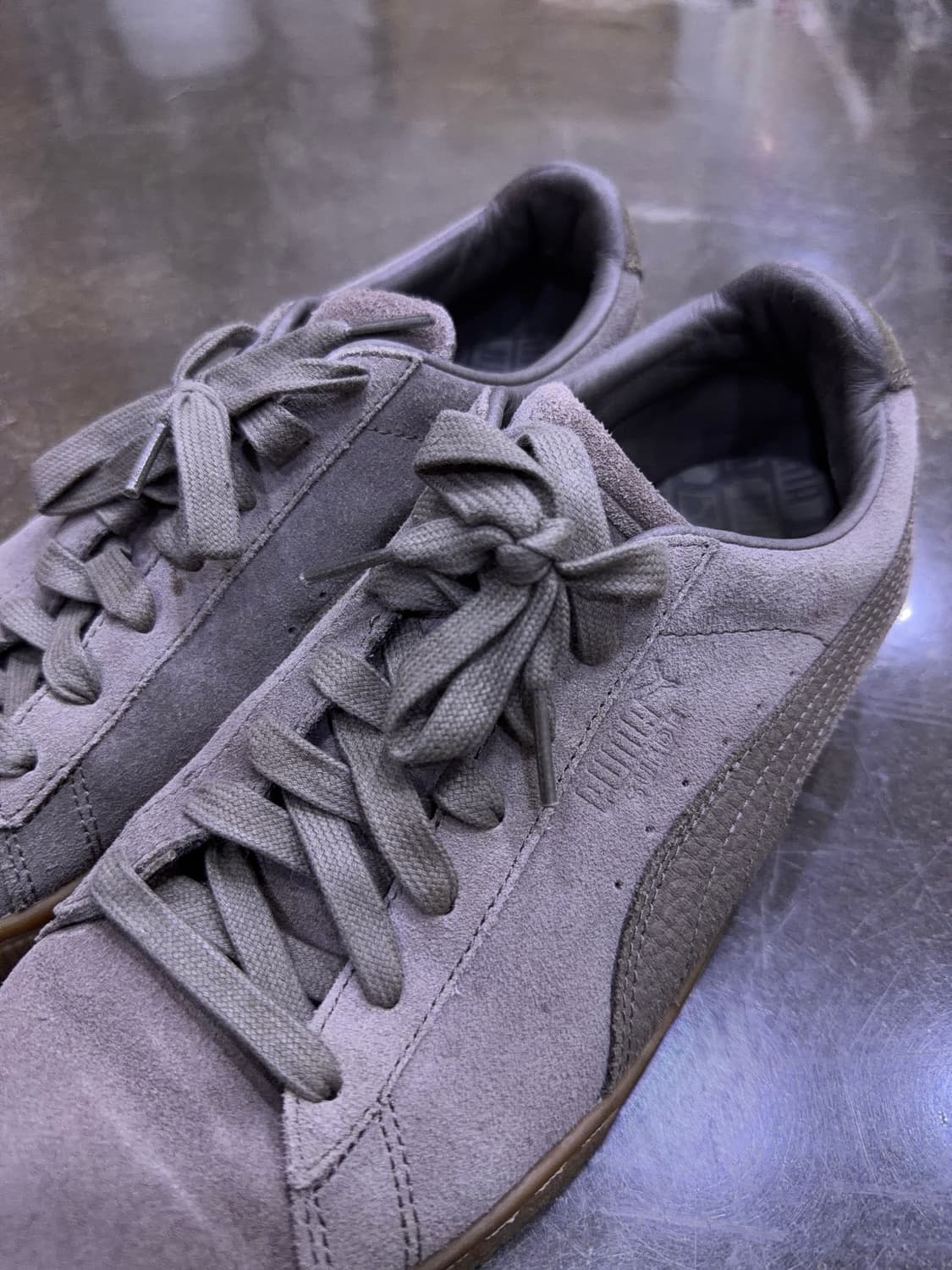 푸마 스웨이드 클래식 그레이 검 스니커즈 275 상품이미지4