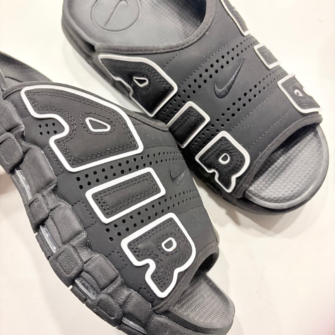 [270] 나이키 에어 모어 업템포 슬리퍼 블랙 상품이미지2