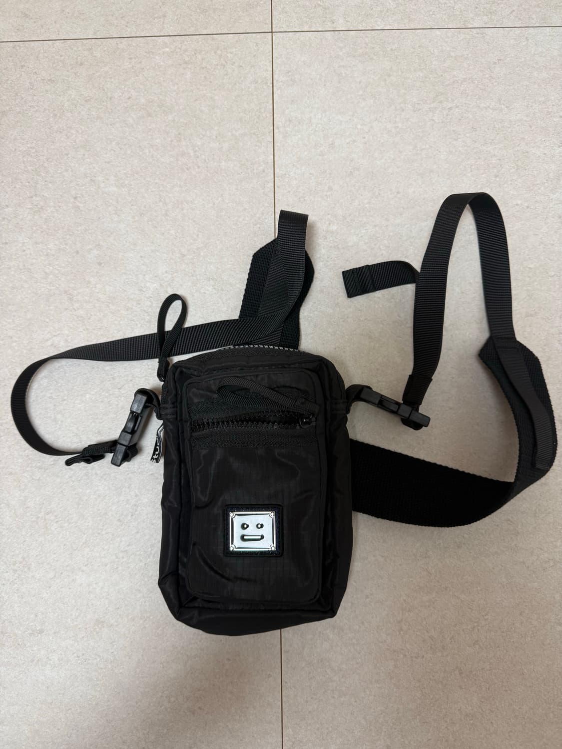 아크네 페이스패치 미니백 상품이미지2