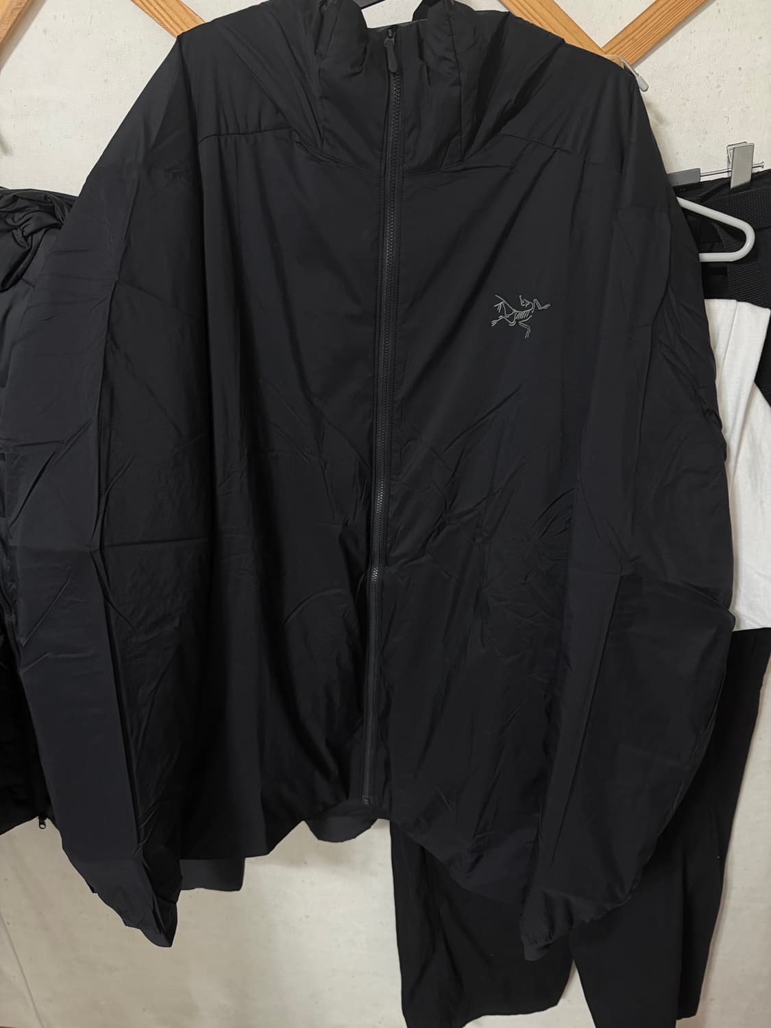 아크테릭스 아톰 후디 블랙 25FW (9556) – 실착 1회 새상품급 상품이미지1