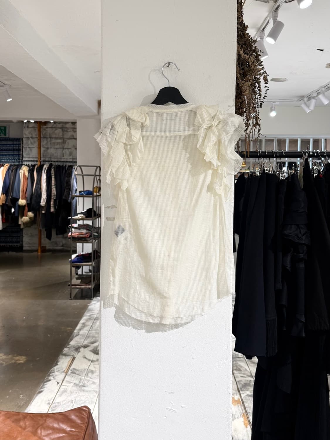 이자벨마랑 아이보리 러플 버튼 슬리브리스 블라우스 상품이미지6