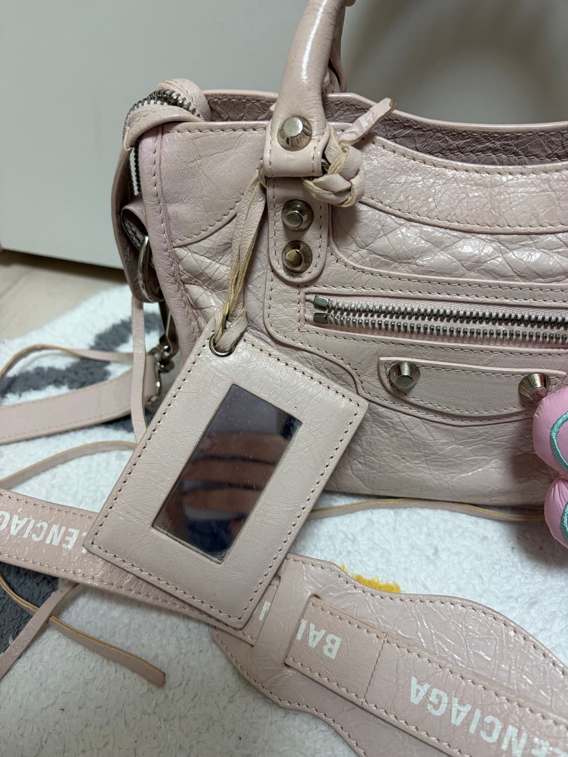 발렌시아가 로고 스트랩 시티백 미니 핑크 상품이미지4