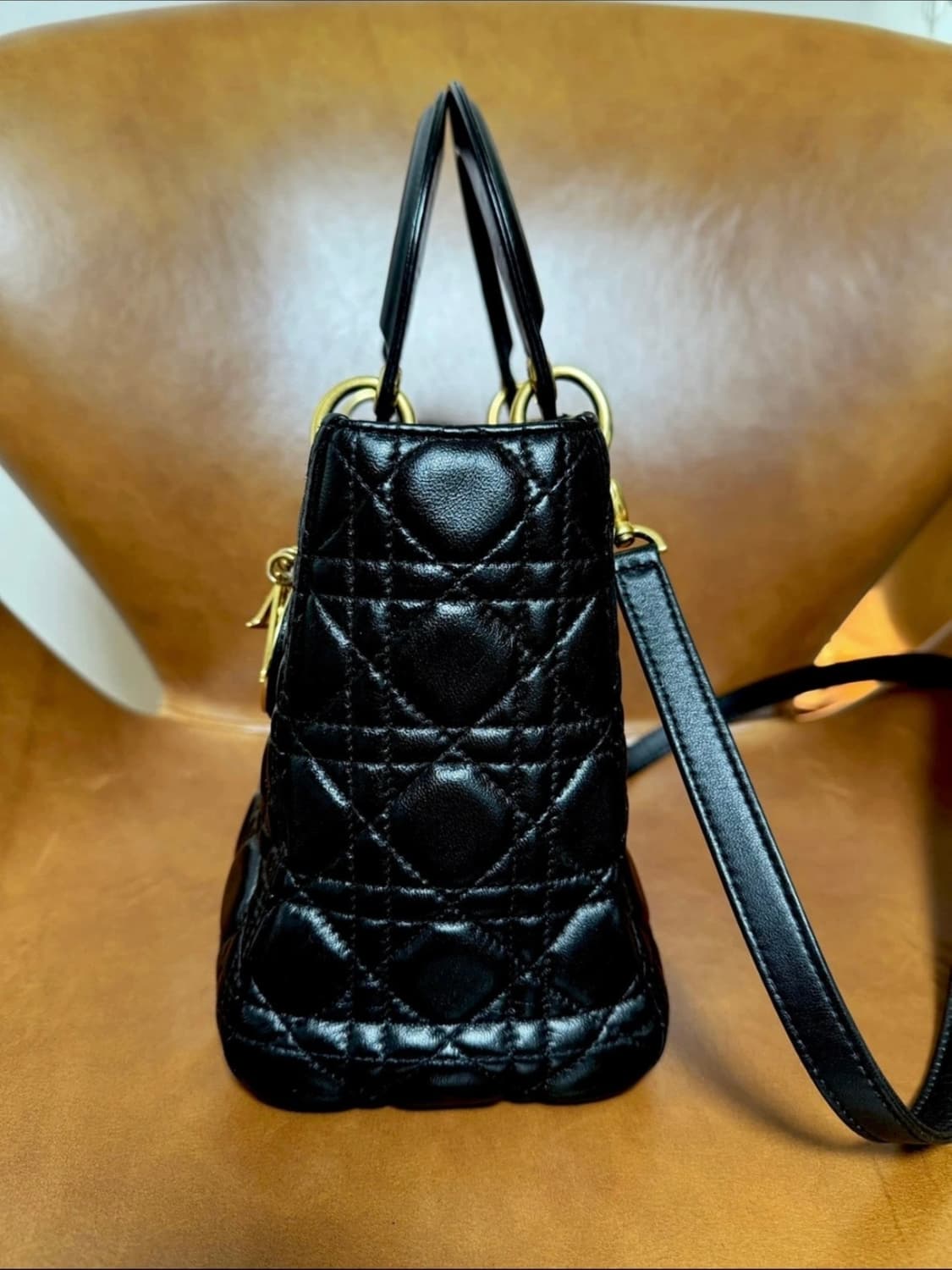 디올 레이디백 미디움 블랙 금장 상품이미지3