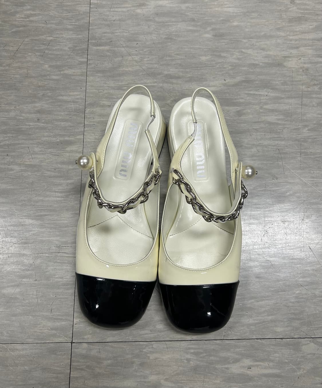 미우미우 체인 여성 구두 상품이미지1