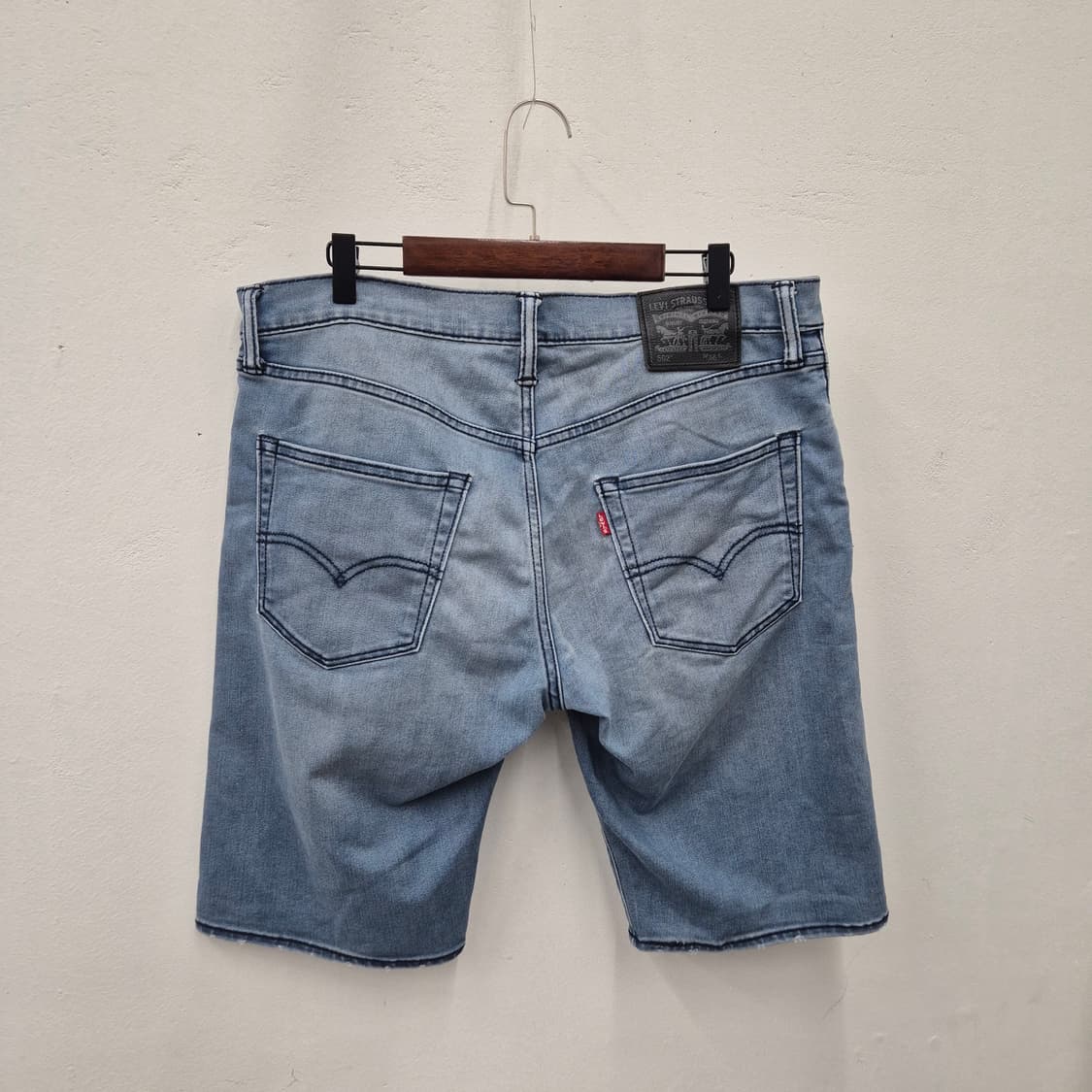 리바이스 502 레귤러 테이퍼 핏 데님 반바지 36 상품이미지3