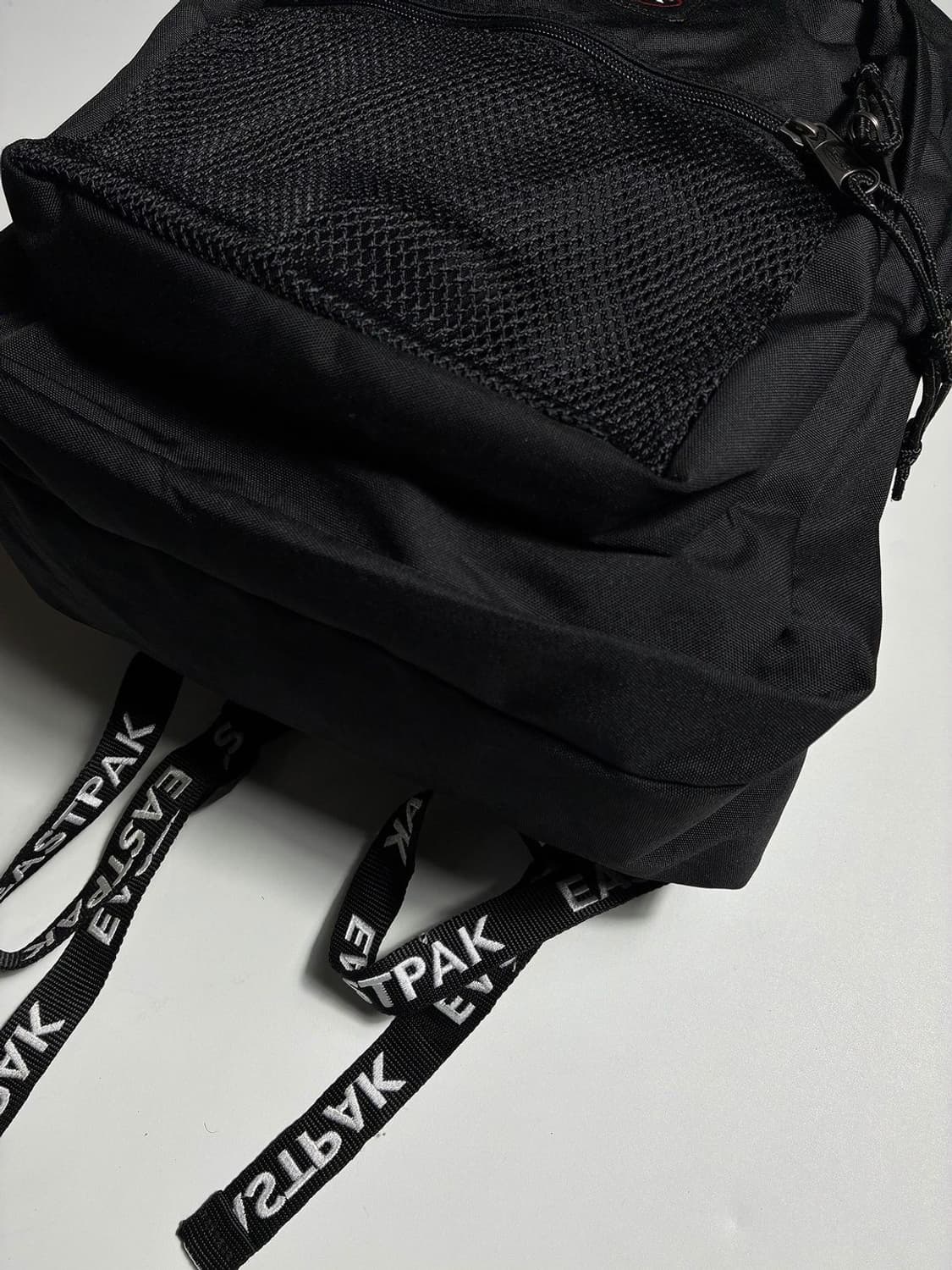 이스트팩 19FW 로고 패치 캐주얼 블랙 백팩 PR2344 상품이미지3