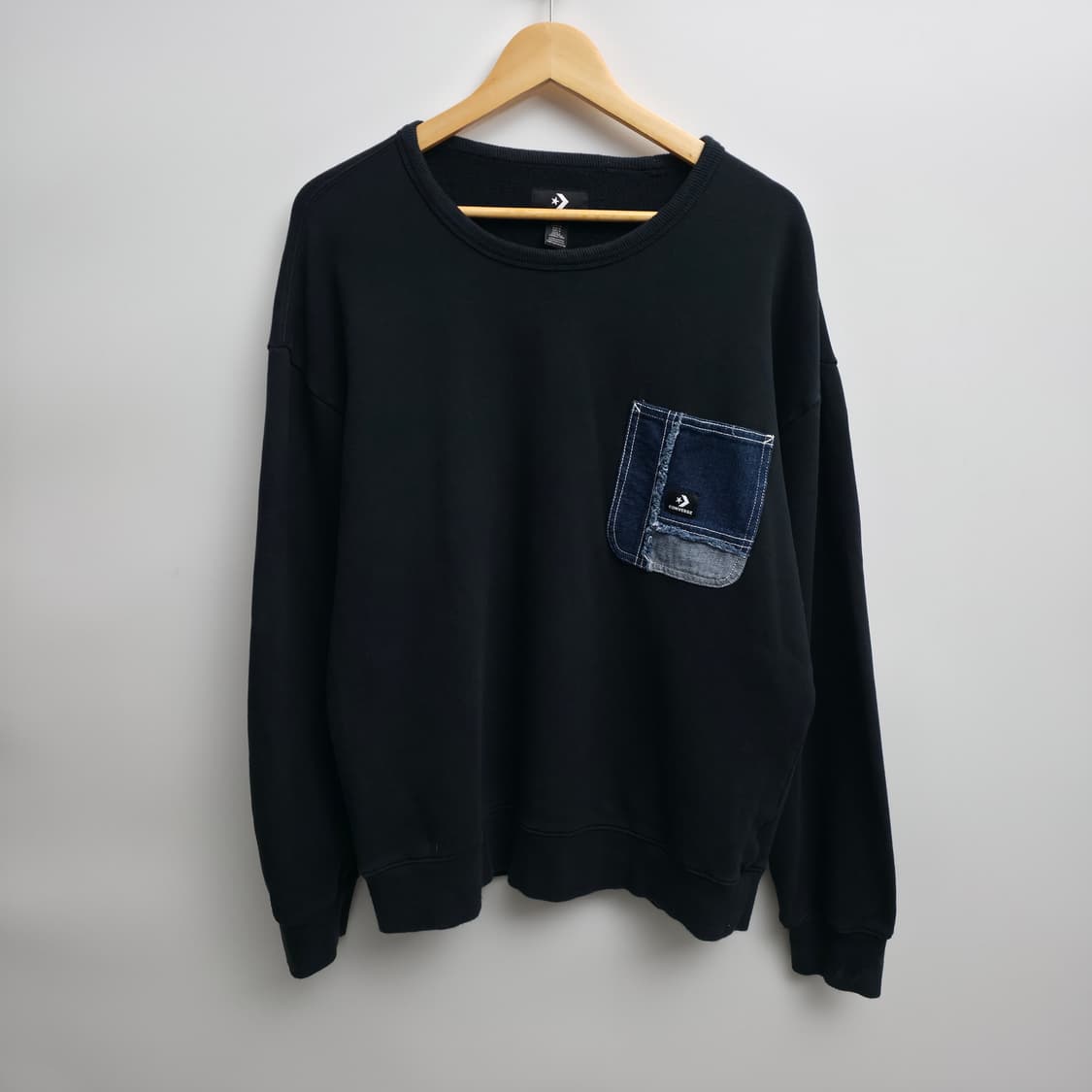 [L] 컨버스 데님 포켓 맨투맨 블랙 상품이미지1