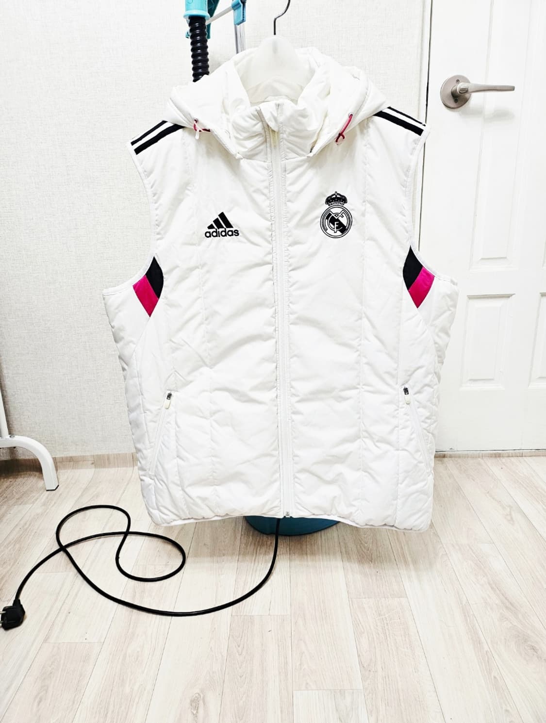 (110)2XL ☆초대장급☆ 아디다스 레알마드리드 [흰검] 패딩조끼 상품이미지1
