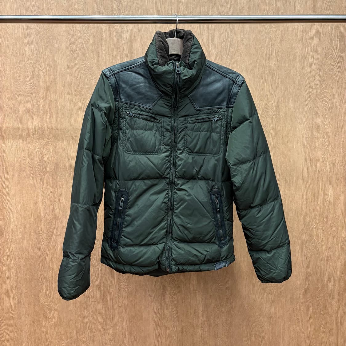 디젤 하이넥 나일론 다운 패딩 자켓 어깨 가슴 레더 배색 디테일 그린 상품이미지2