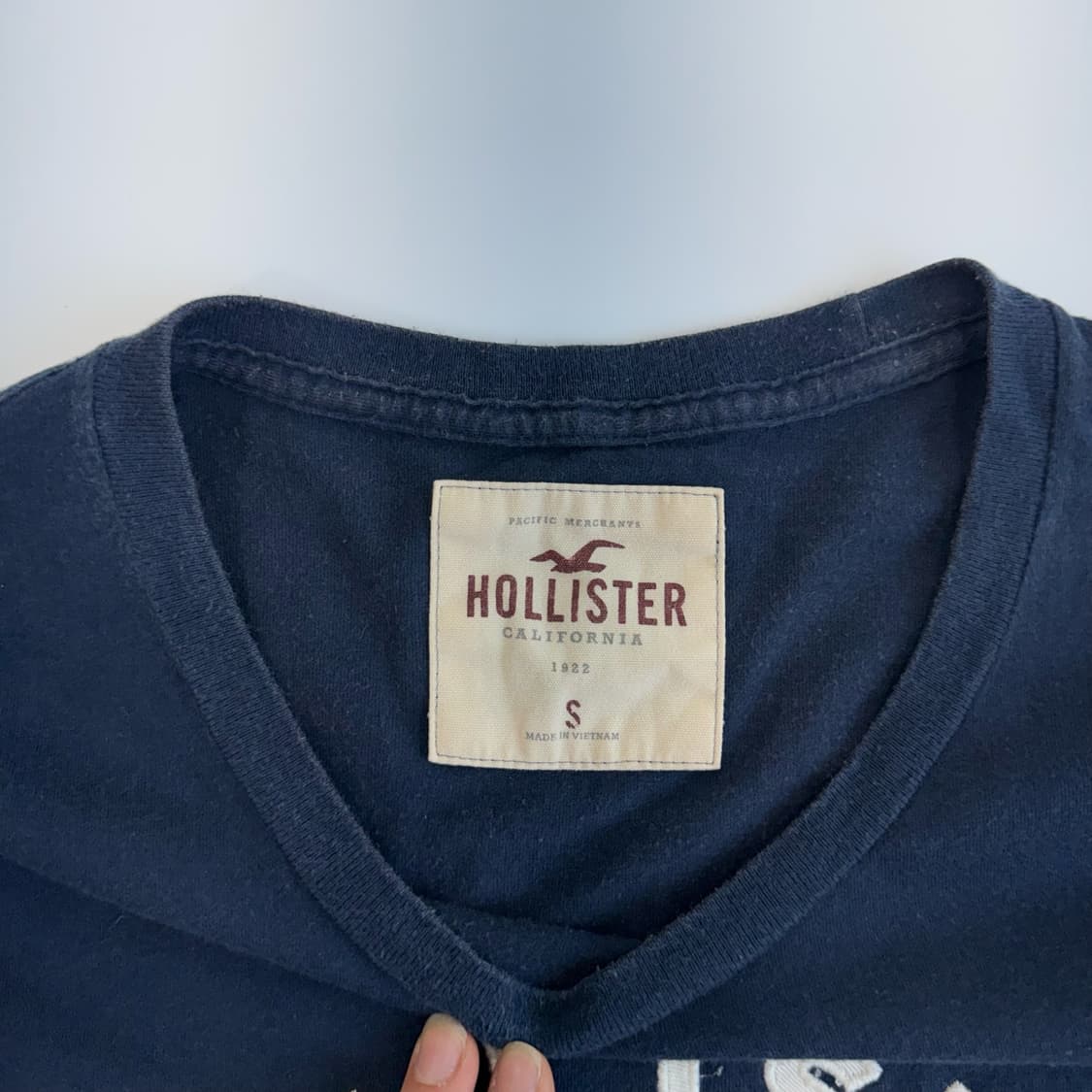 Hollister 홀리스터 스펠아웃 로고 네이비 반팔  상품이미지5