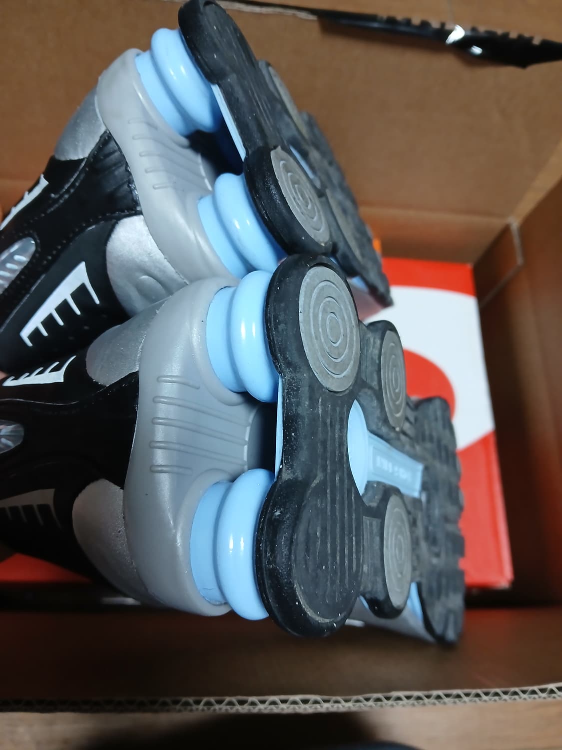 나이키 샥스 R4 메탈릭 실버 블랙 상품이미지5