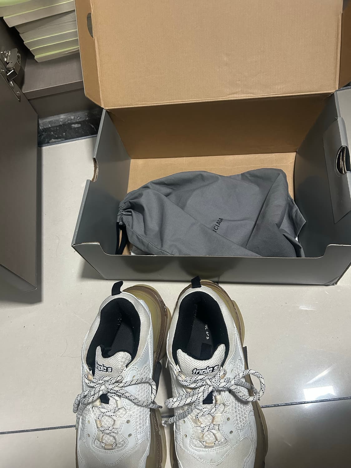 발렌시아가 트리플s 클리어솔 화이트 그레이 상품이미지3