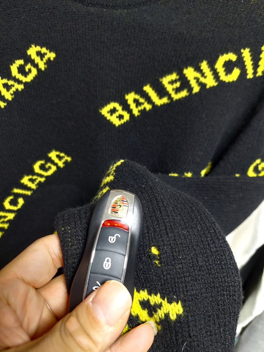 발렌시아가 올오버 로고 니트 블랙/형광 M 정품검수완료 상품이미지6
