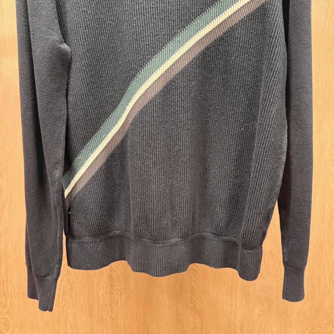 클럽 모나코 라운드넥 긴팔 골지 조직 배색 사선 라인 디테일 블랙 상품이미지5