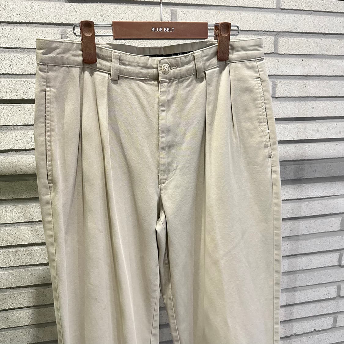 폴로 랄프로렌 투턱 테이퍼드 치노팬츠 후면패치 디테일 크림 상품이미지4