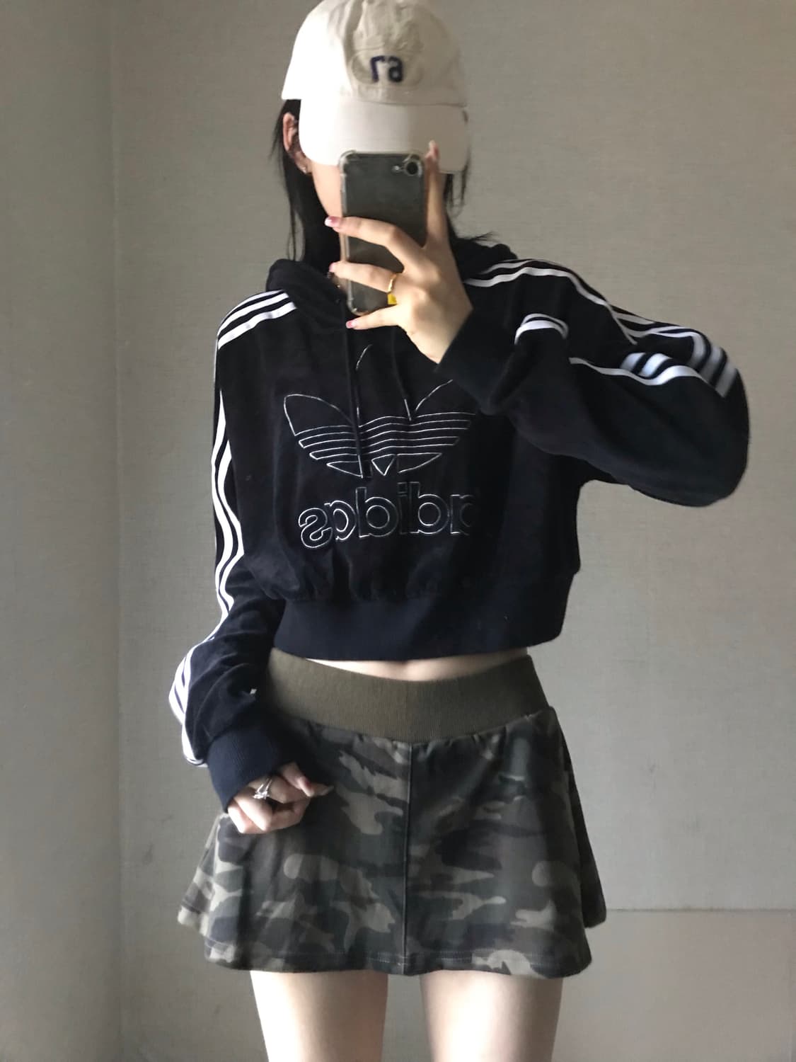 아디다스 벨벳 크롭 후드티 상품이미지2
