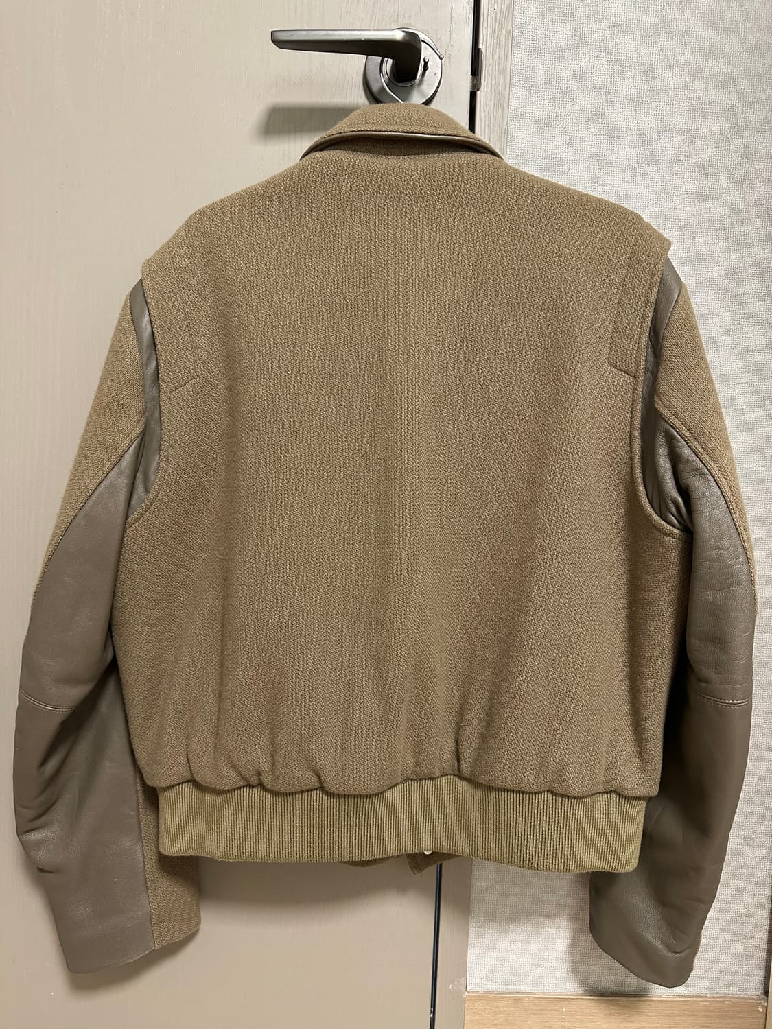 인사일런스 X 도프제이슨] 레더 믹스 울 바시티 자켓 BEIGE 상품이미지3