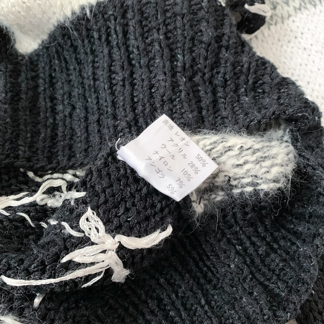 무채색 패치 진주 루즈핏 니트 상품이미지4