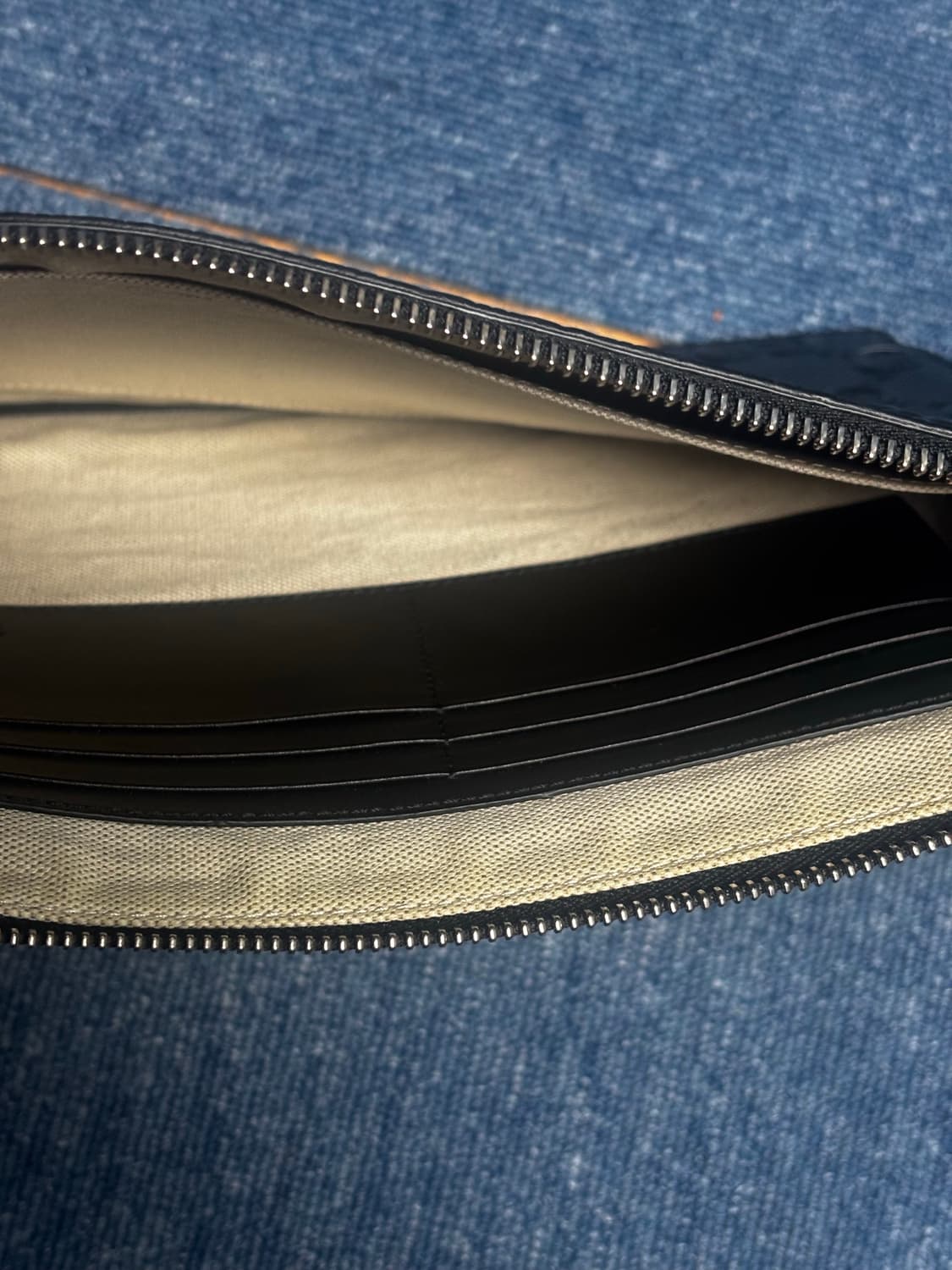 구찌 GG 엠보 클러치 블랙 상품이미지4