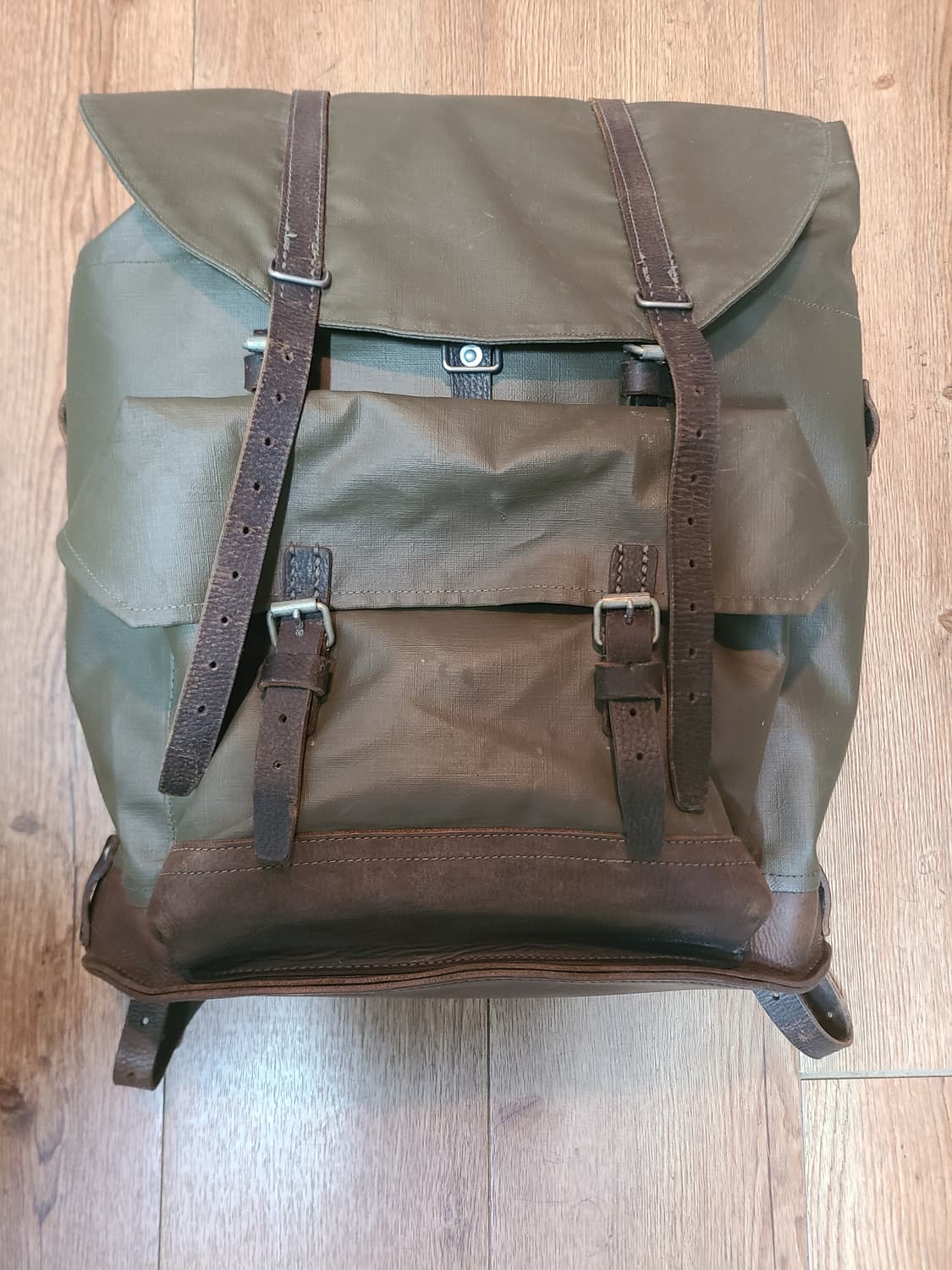 스위스군 고무 코팅 가죽 배낭 상품이미지2