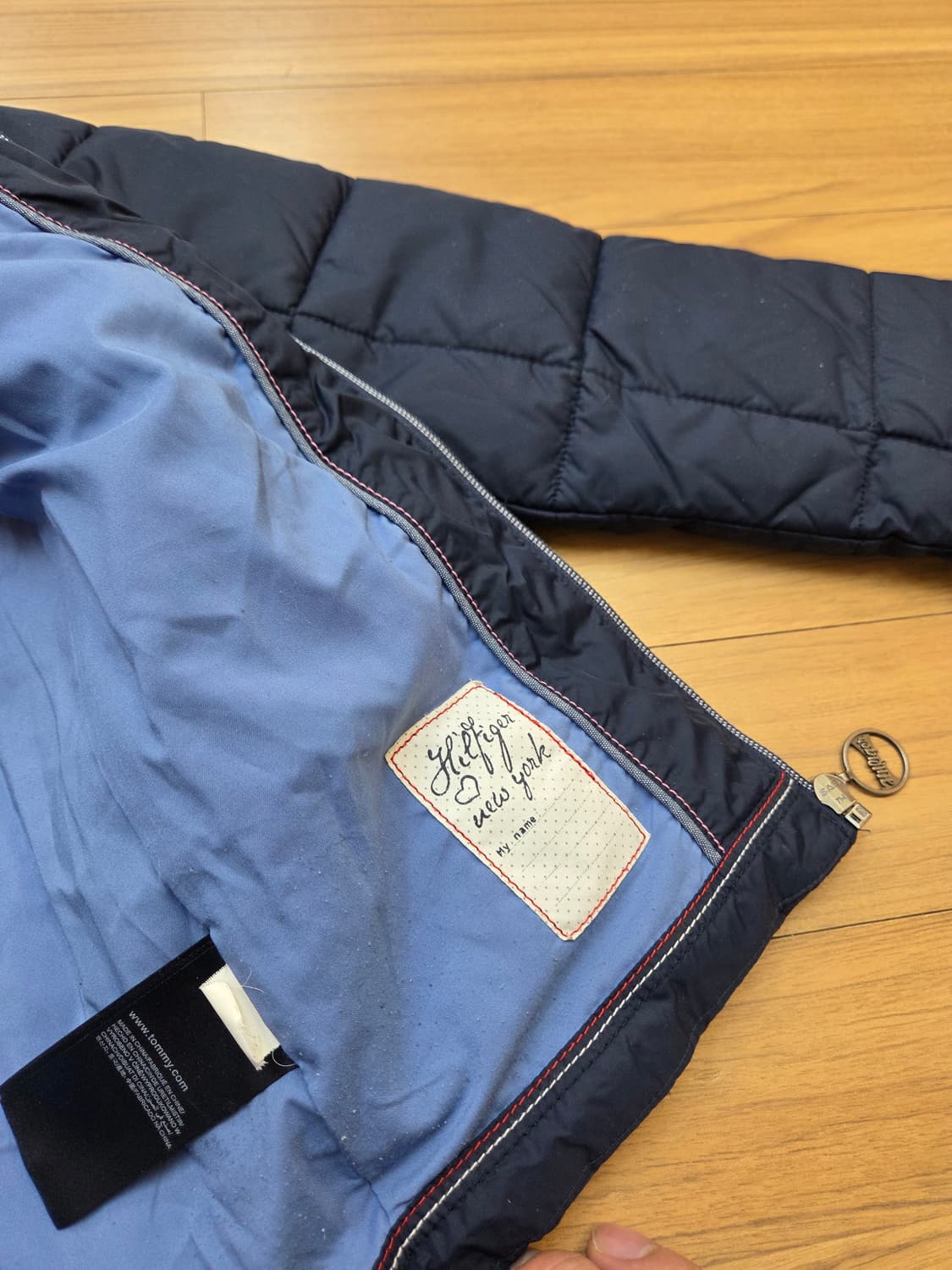 타미힐피거 여성 퀼팅 패딩 네이비 색상입니다. 사이즈는 164로, 마른  상품이미지6