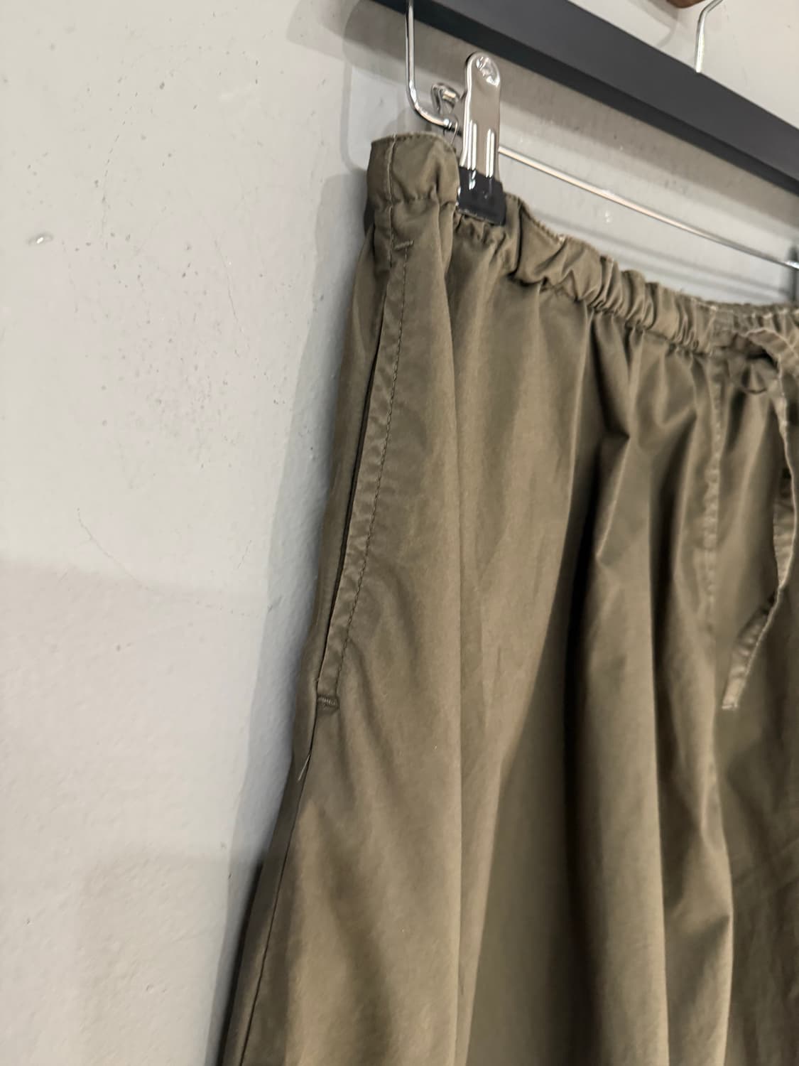 khaki flare-fit midi skirt 상품이미지6