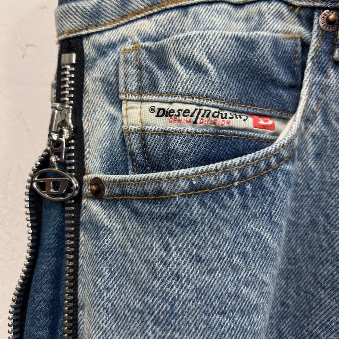 디젤 인더스트리 3중 지퍼 와이드핏 데님 팬츠 상품이미지3
