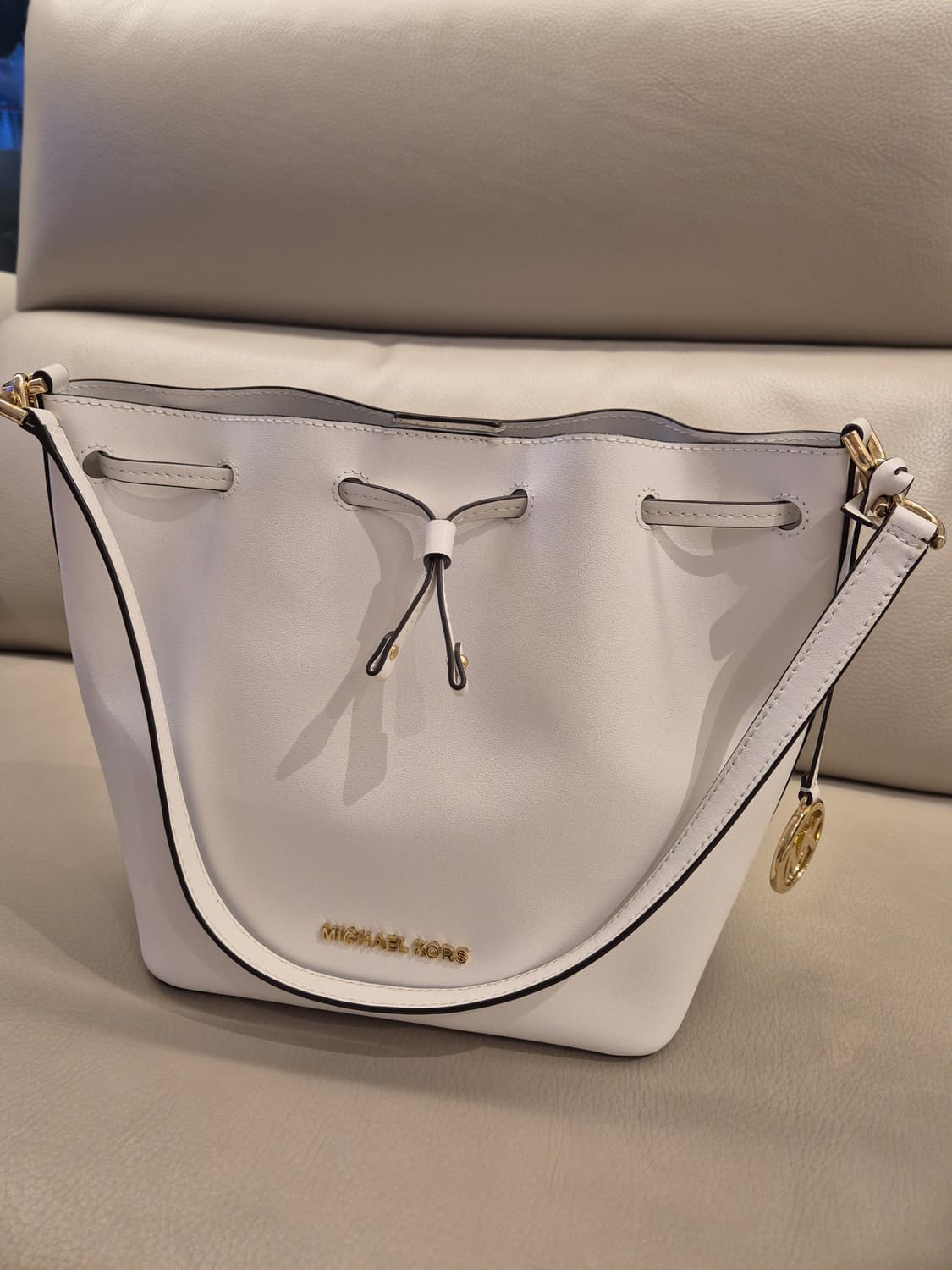 마이클코어스 화이트 버킷백 상품이미지3