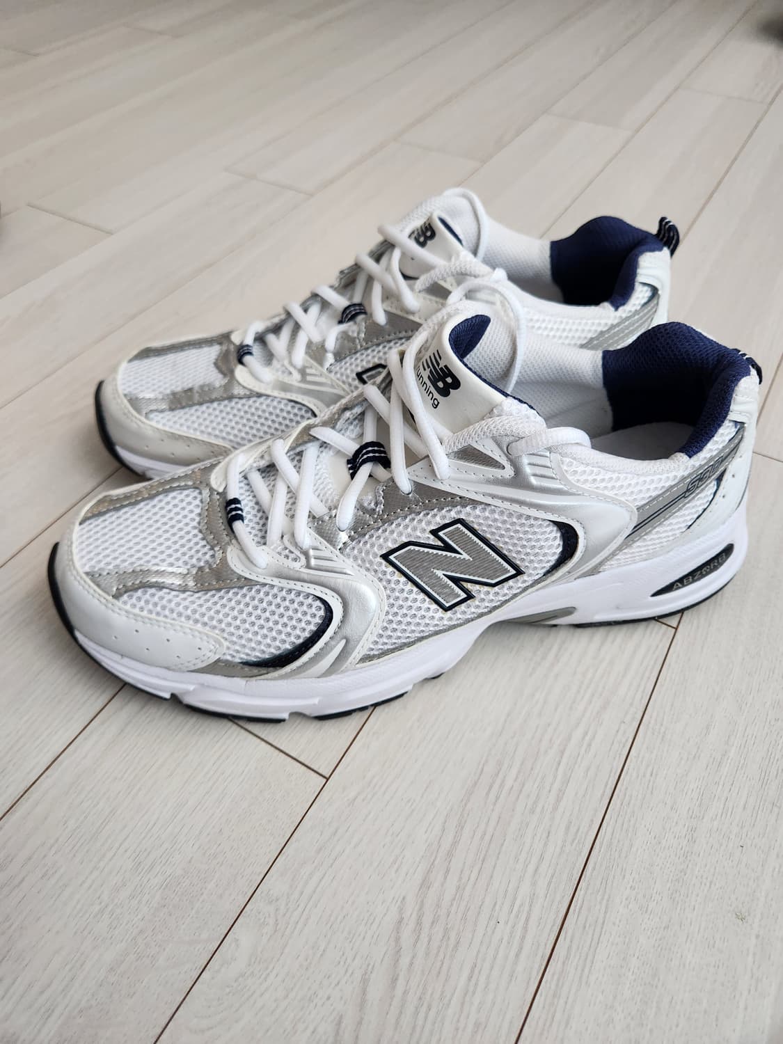 뉴발란스 운동화 530 화이트인디고 MR530SG 사이즈275

오염 하 상품이미지1