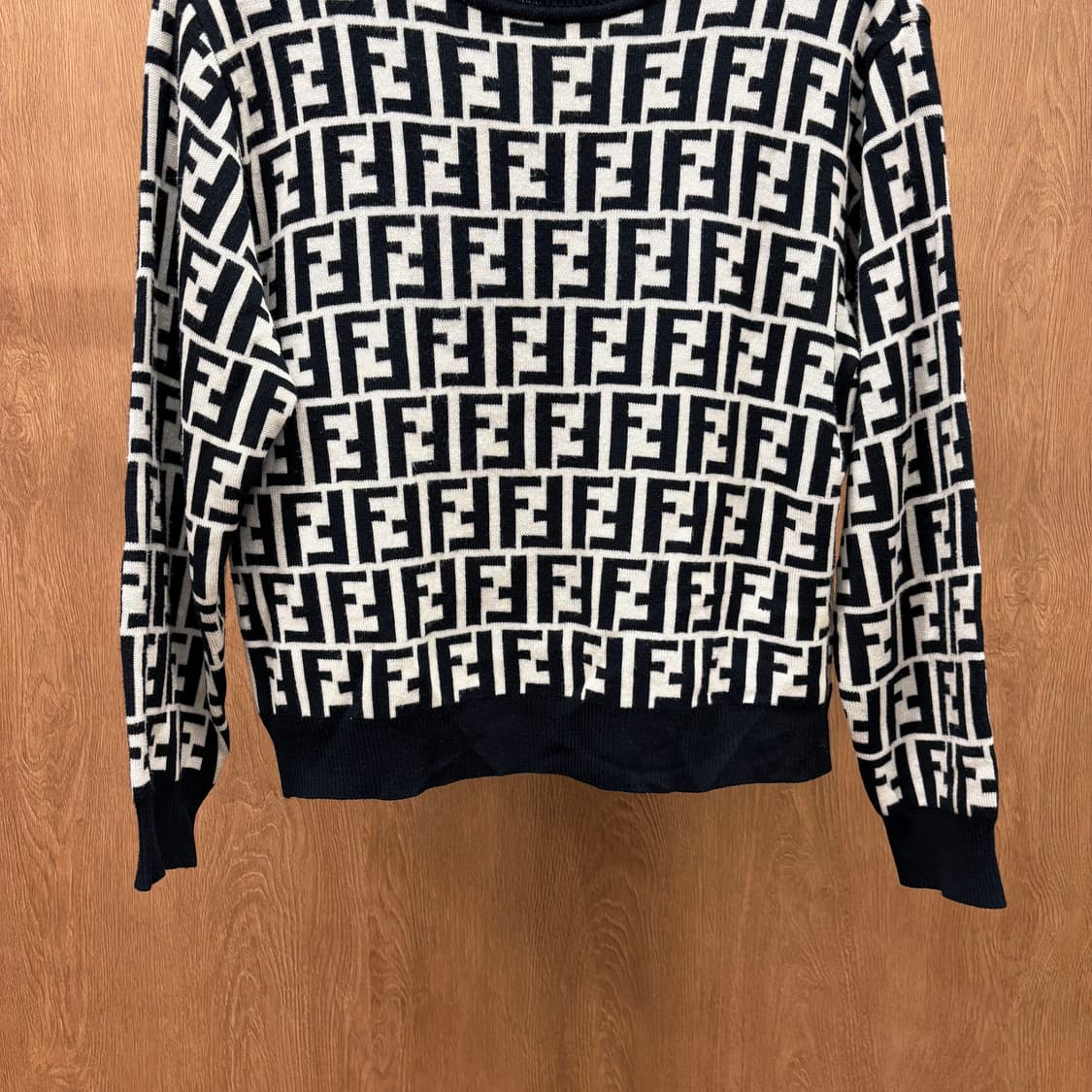 펜디 진스 라운드넥 긴팔 울 니트 로고 모노그램 패턴 디테일 블랙 화이트 상품이미지5