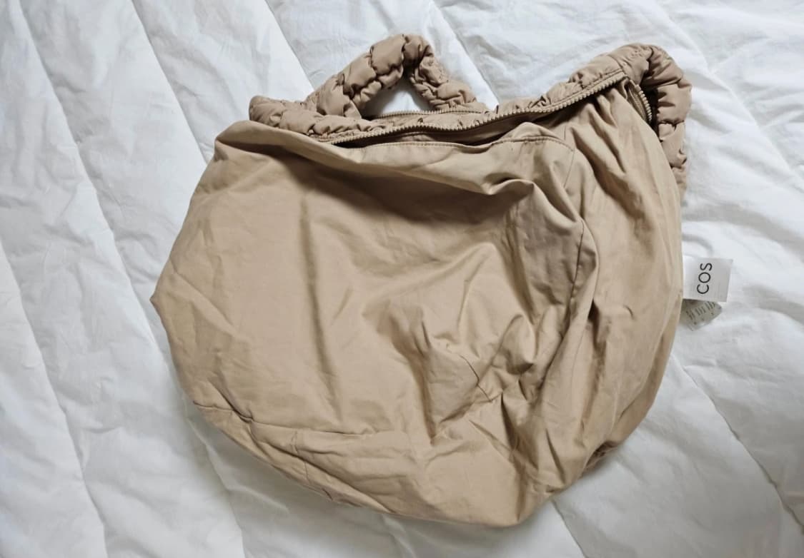 COS 코스 퀼팅백 오버사이즈 베이지 상품이미지6