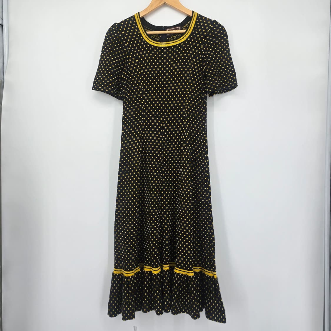 블랙 땡땡이 롱 원피스 옐로우 포인트 상품이미지1