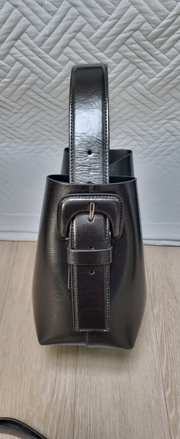 (중고)아르켓 레더 크로스바디 백 실버 메탈릭 상품이미지4