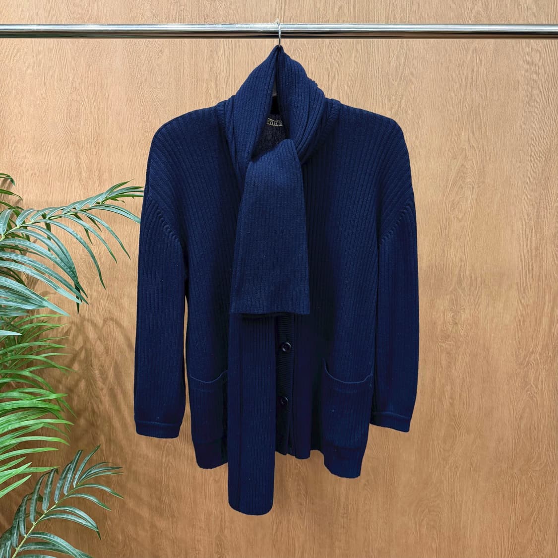 끌로에 골지 울 니트 가디건 머플러넥 패치 포켓 디테일 루즈핏 네이비 상품이미지1