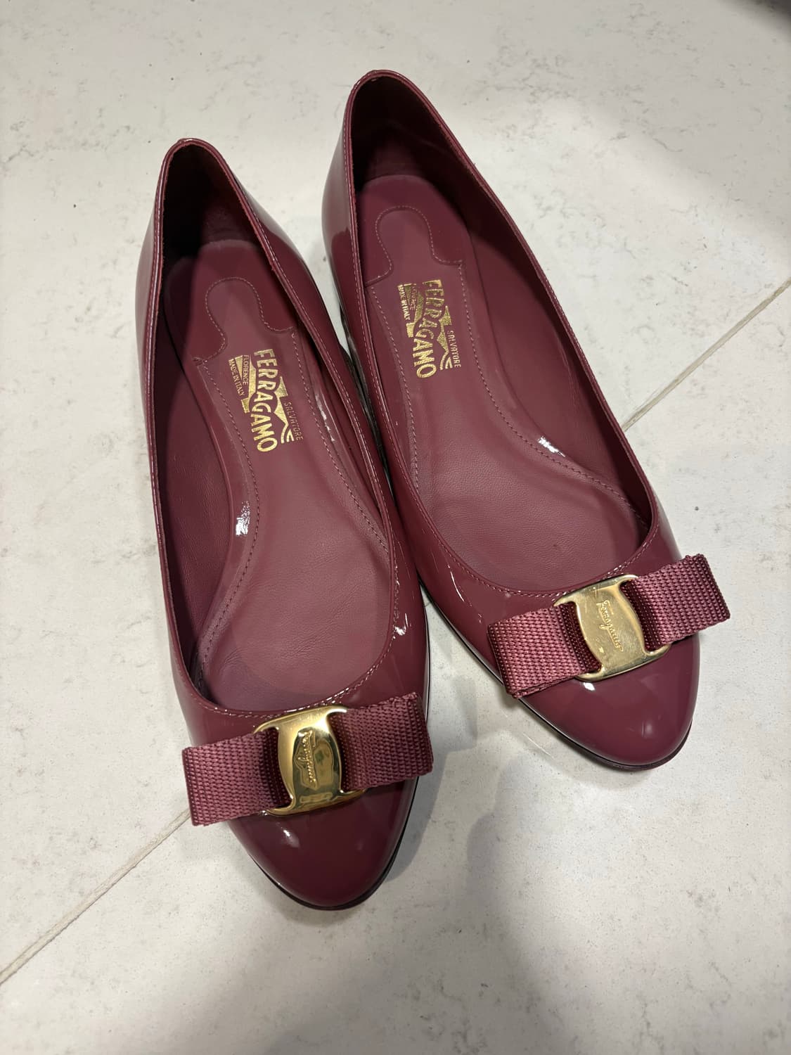 페라가모 바라 플랫슈즈 버건디 250 상품이미지1