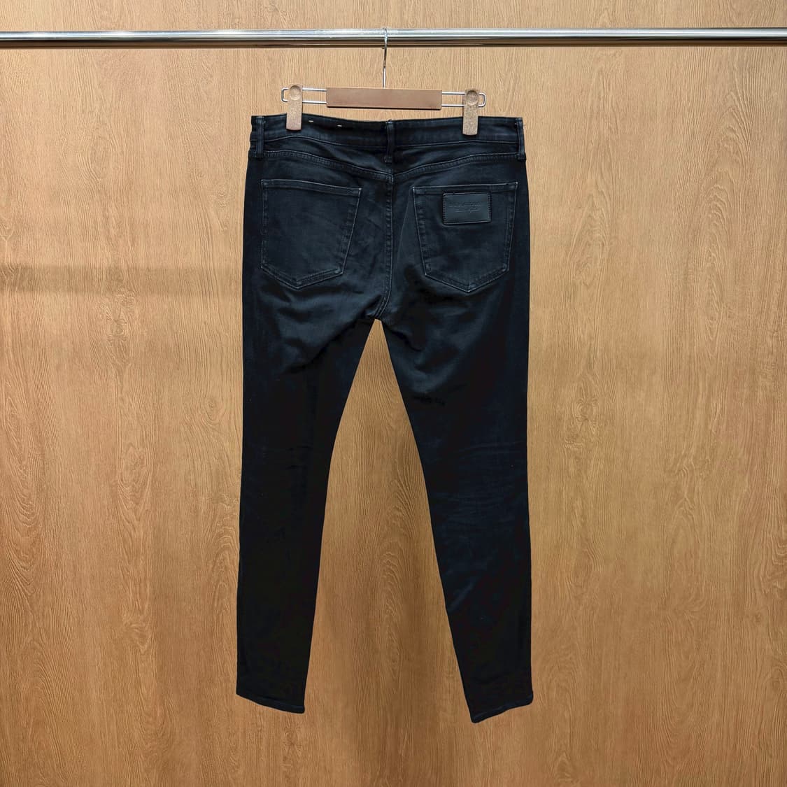 버버리 데님 팬츠 5포켓 백 로고 패치 미드라이즈 디테일 슬림핏 블랙 상품이미지3