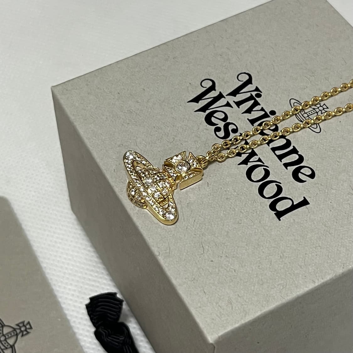 비비안웨스트우드 25fw 카멜라 바스 릴리프 목걸이/골드 상품이미지2