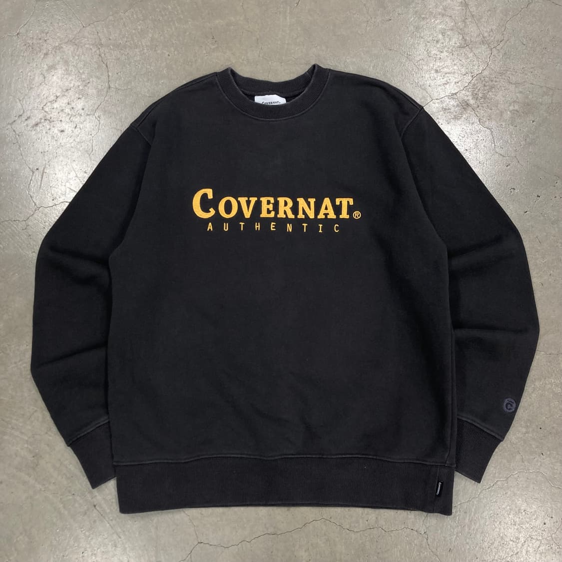 커버낫 차콜 컬러 스펠아웃 맨투맨 상품이미지1