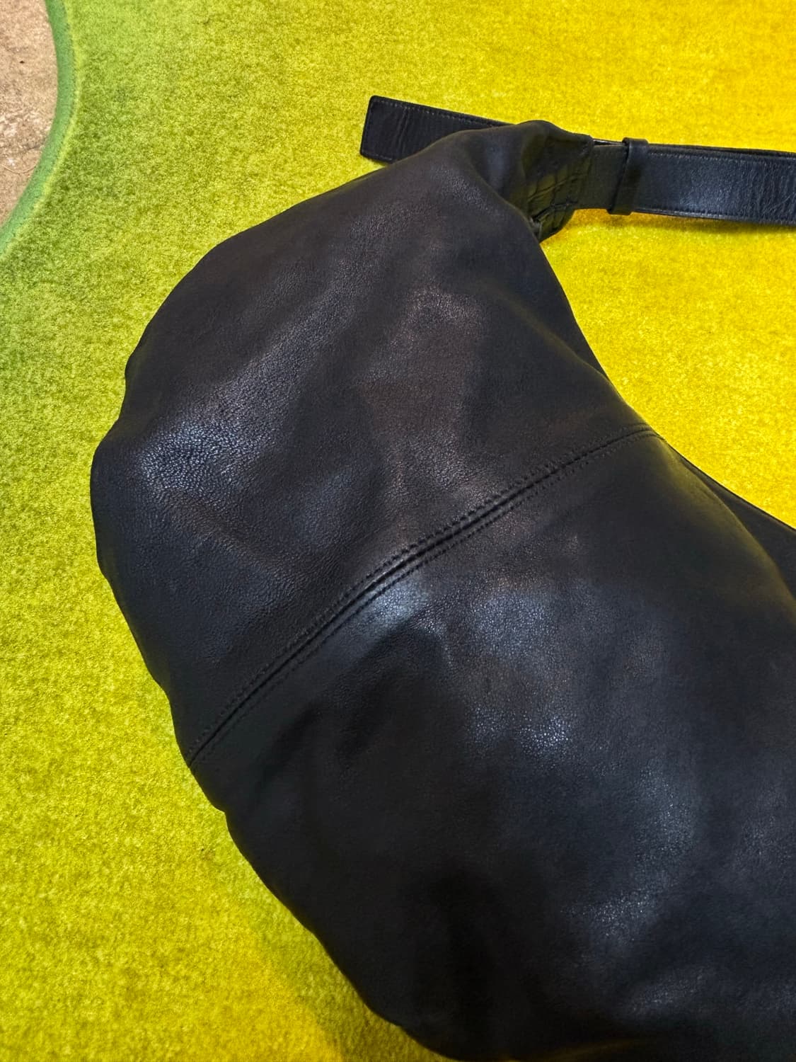 bucks & leather 미니멀 레더 반달 호보백  상품이미지6