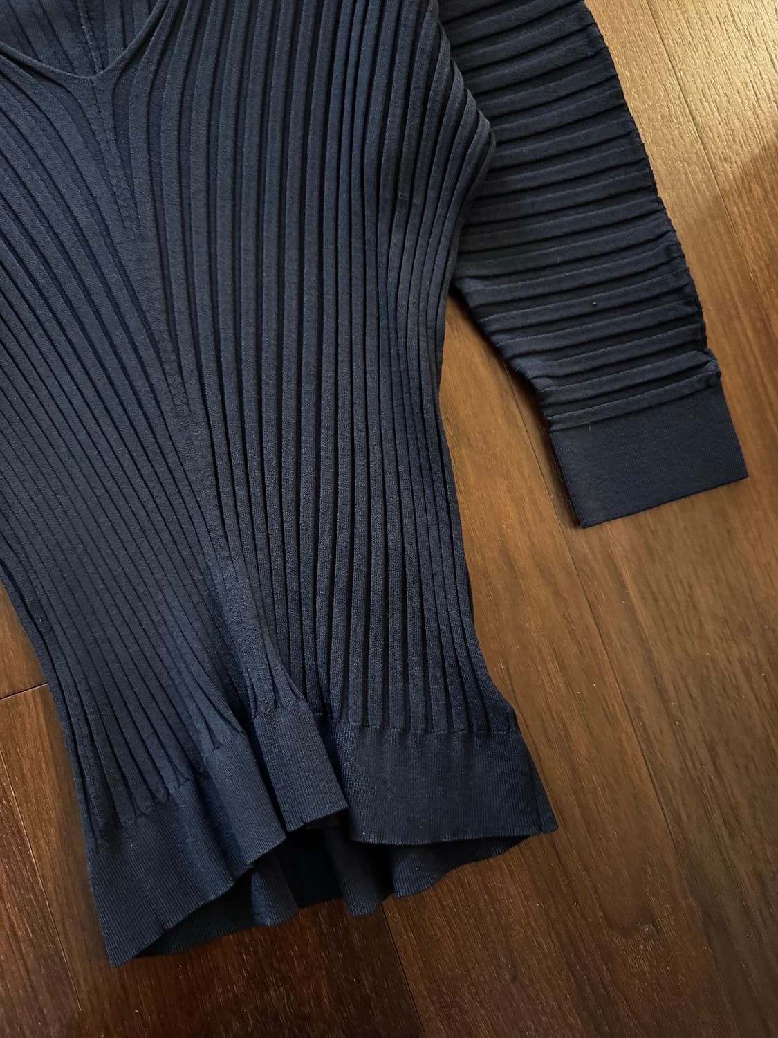 띠어리 플리츠 딥브이넥티 상품이미지3