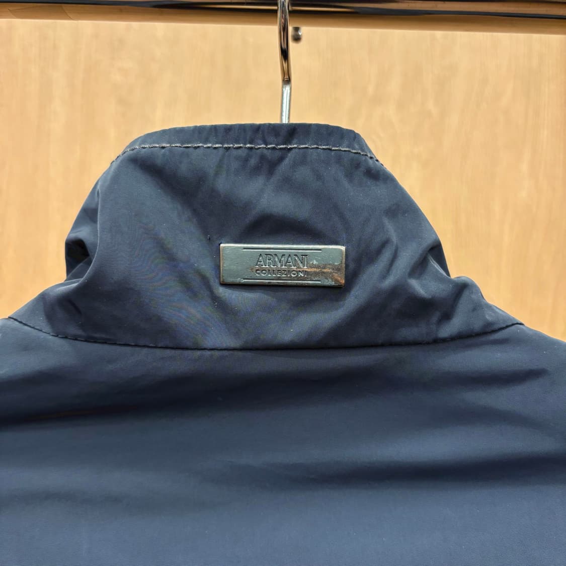 아르마니 꼴레지오니 하이넥 필드 자켓 후면 로고 메탈 장식 디테일 블랙 상품이미지6