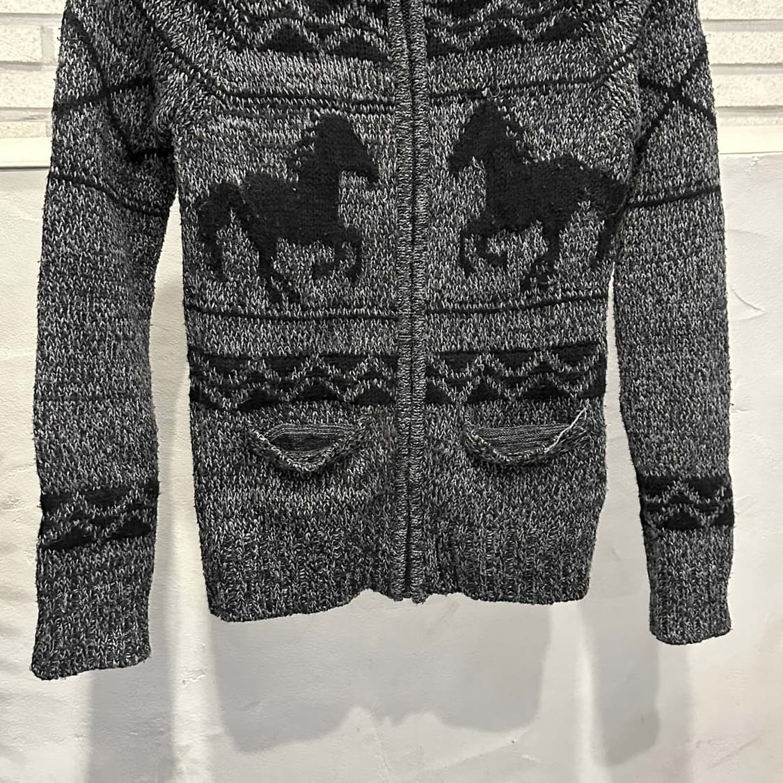 블루노트 코위찬 니트 집업 가디건 아즈텍 포니 패턴 디테일 차콜 그레이 상품이미지5