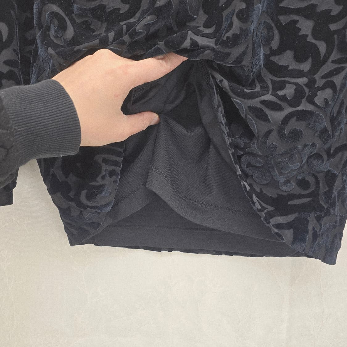 Jones New York 블랙 벨벳 플라워 블라우스 상품이미지3